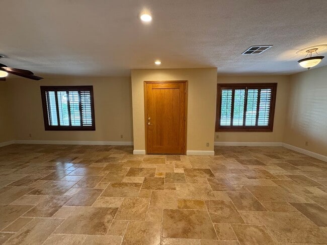 Building Photo - Modern Living Meets Outdoor Luxury in North Phoenix