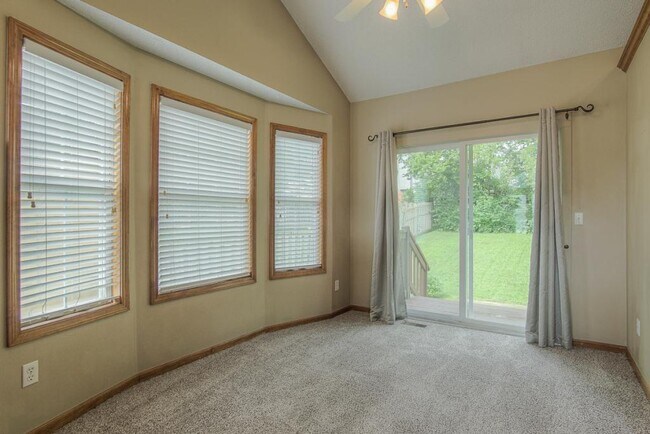 Building Photo - 612 NE Topaz Dr