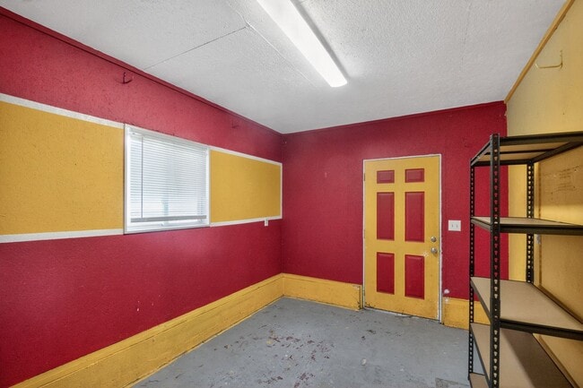 Building Photo - Bright and spacious 4Bd/2.5Bth haven located in a peaceful cul-de-sac!