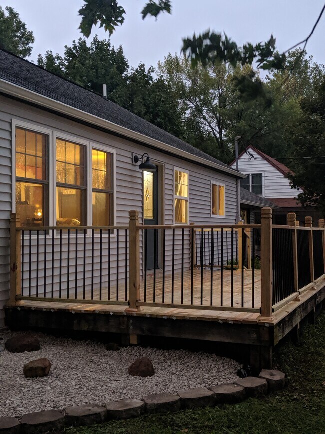 Building Photo - 1213 1st Ave NE