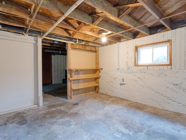 Building Photo - Beautifully remodeled corner lot Roosevelt Home