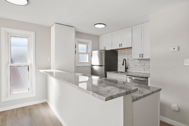 Building Photo - Completely Renovated Apartment!