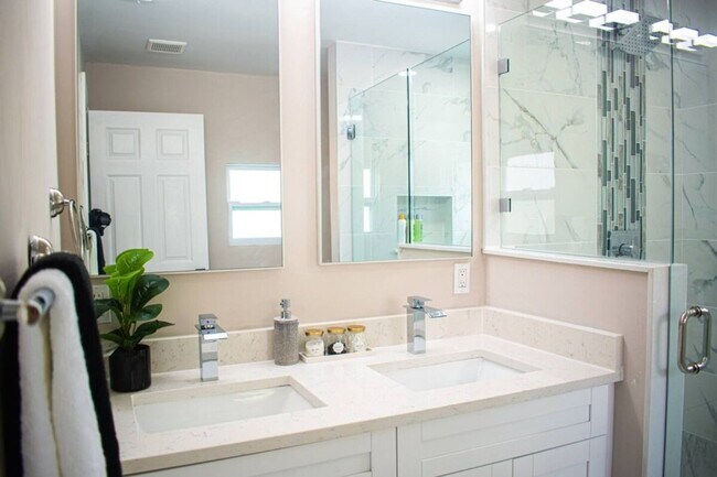 Building Photo - Glamorous Ybor Home • near Downtown