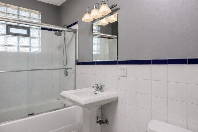 Building Photo - 1901 W Fletcher St