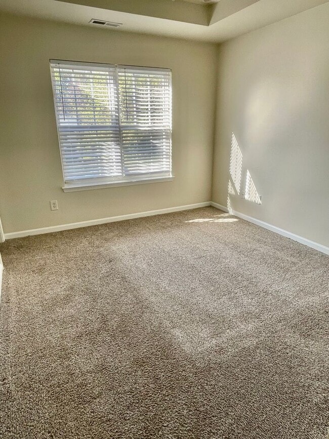 Building Photo - Spacious 4-bedroom, 2.5-bath home in Charlotte with convenient access to Uptown