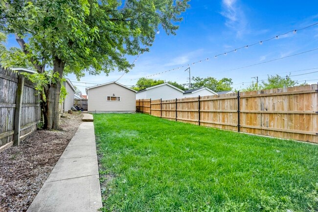 Building Photo - 1626 N Spaulding Ave