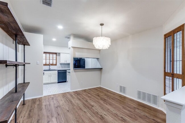 Building Photo - 900 Angleton Cove