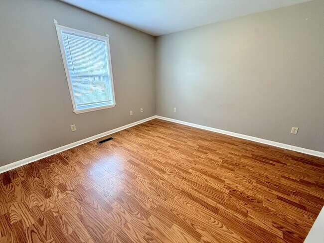 Building Photo - 105 Oakwood Meadows Dr