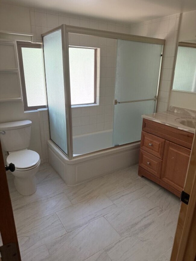 Building Photo - 3Bd 2Ba home located in a quiet neighborho...