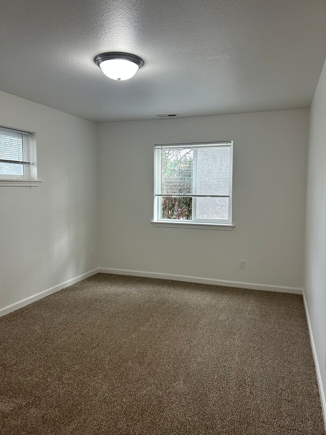 Building Photo - (870) College Street Duplex - 3 Bedroom / ...