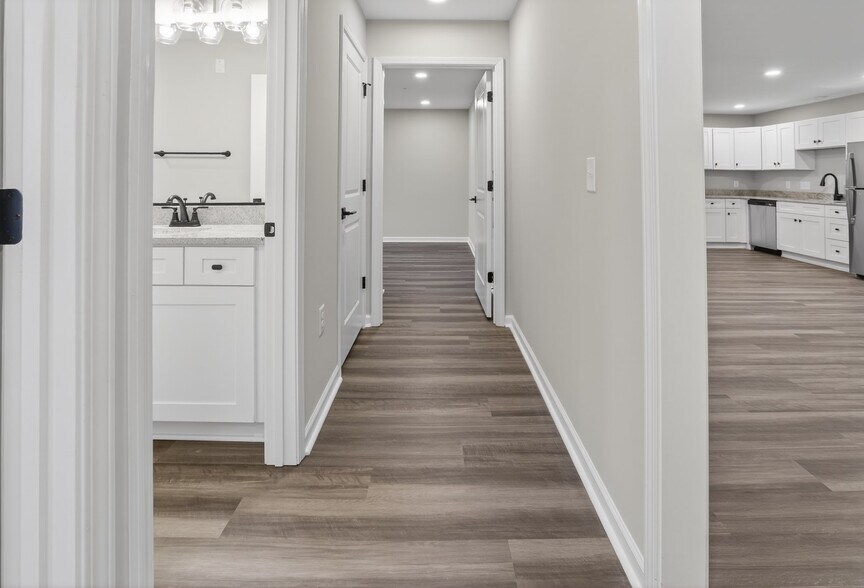 Building Photo - 7055 Hanesbrook Cir