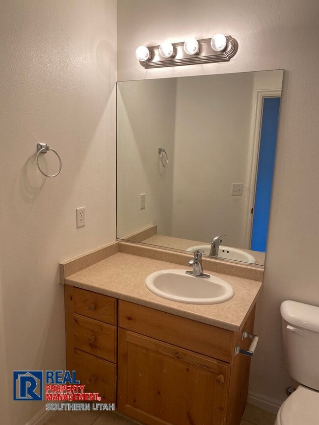 Building Photo - Lexington Hills Townhome