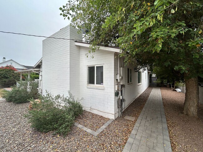 Building Photo - 4016 E Avalon Dr