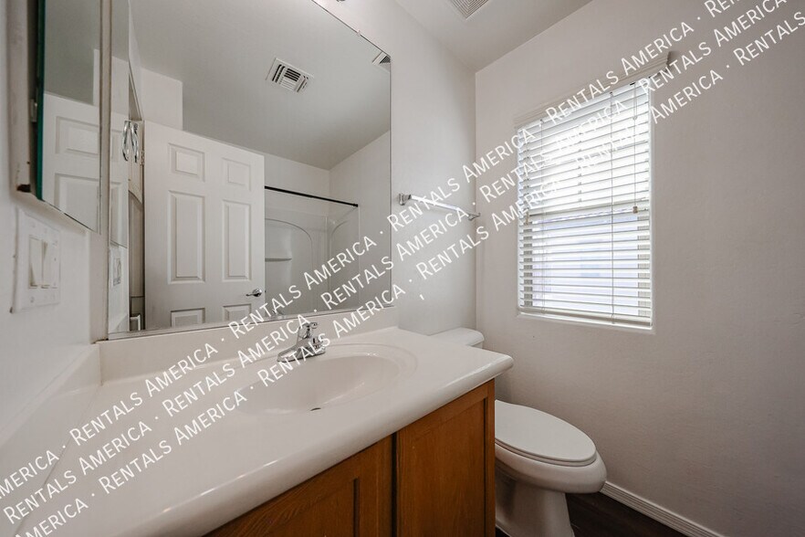 Building Photo - 4714 E Laurel Ave