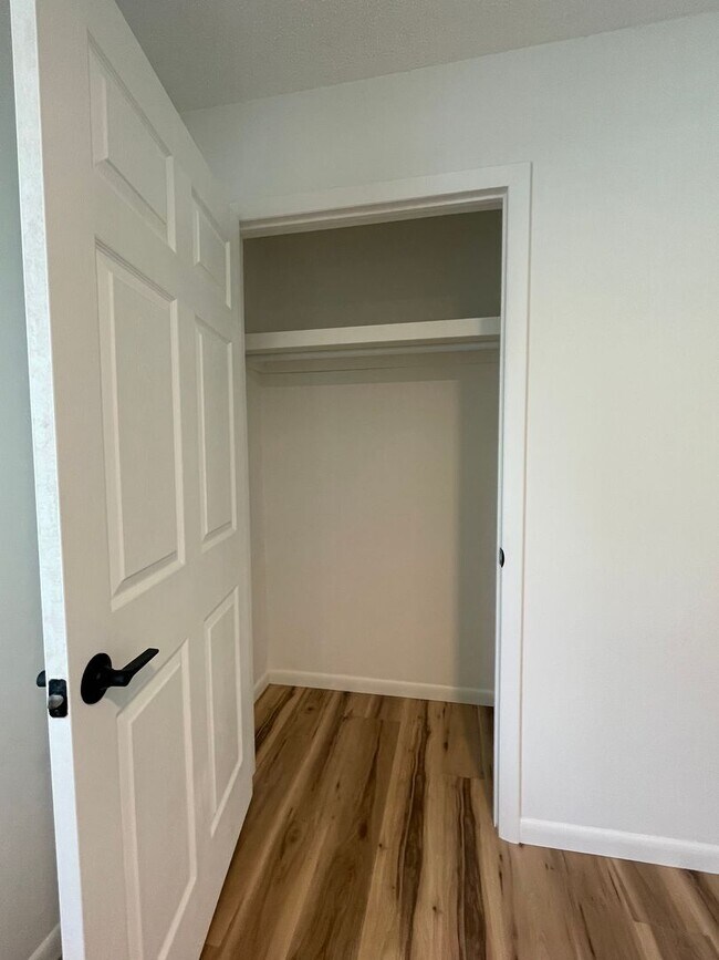 Building Photo - Great Location 3 bedroom 1 bath 1car garage