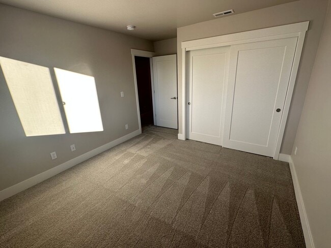 Building Photo - New Pahlisch Home in Petrosa! Pets Welcome...