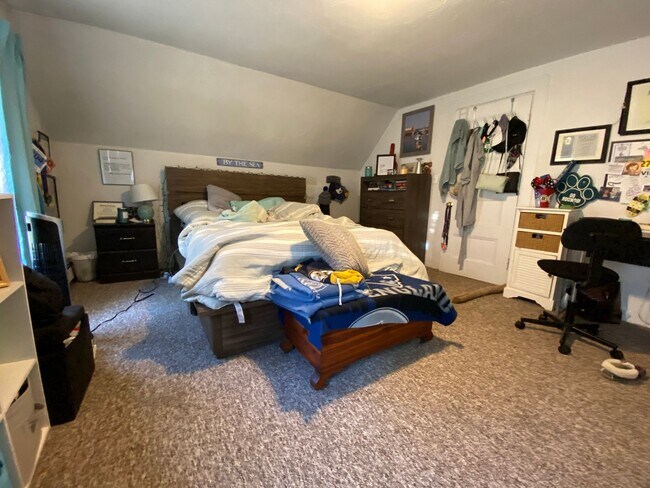 Building Photo - Awesome 3bed 1 bath Duplex in Brighton...