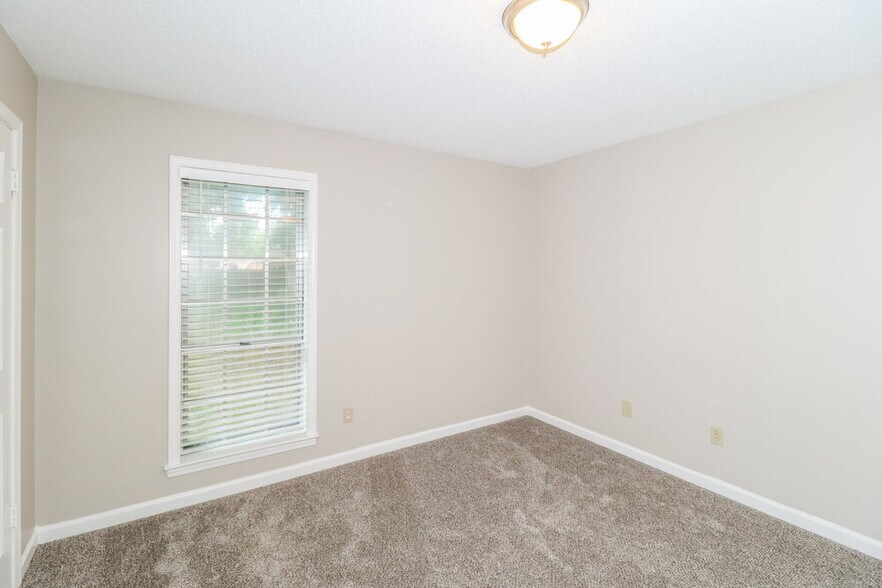 Building Photo - 6049 Lawnhill Dr