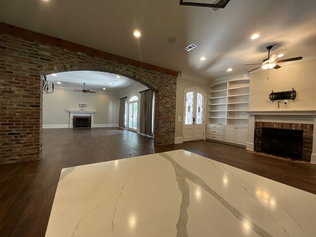 Building Photo - Live in Greystone Golf & Country Club!