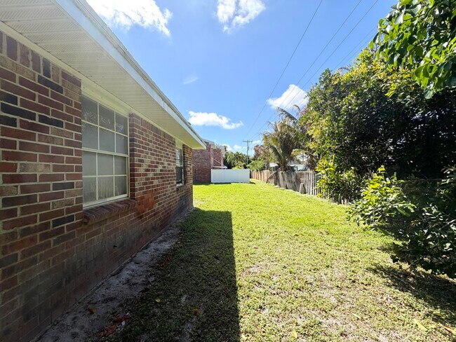 Building Photo - 413 N Cypress Dr