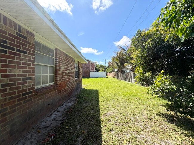 Building Photo - 413 N Cypress Dr