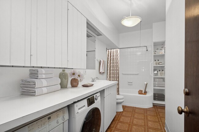 Building Photo - 545 W Belden Ave