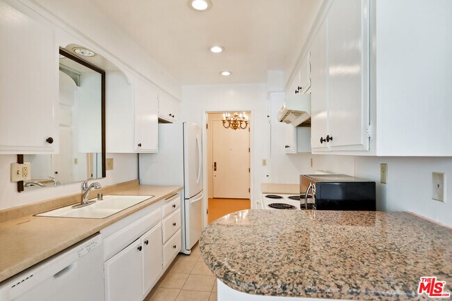 Building Photo - 809 S Bundy Dr