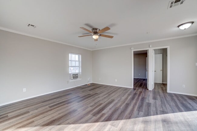 Building Photo - 4 Bed | 2 Bath in Midtown!