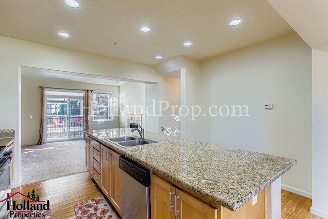 Building Photo - Lovely 3-Level Townhouse in great Hillsbor...