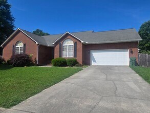 Building Photo - Conveniently located 3br/2ba house in Maryville