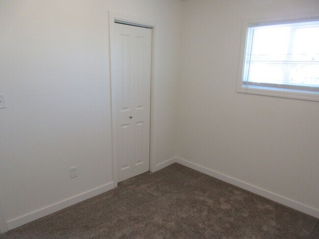 Building Photo - Two Bedroom Duplex with Garage