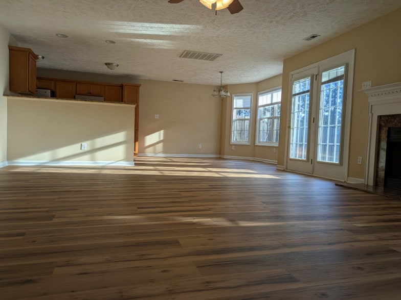 Building Photo - 361 Americana Dr