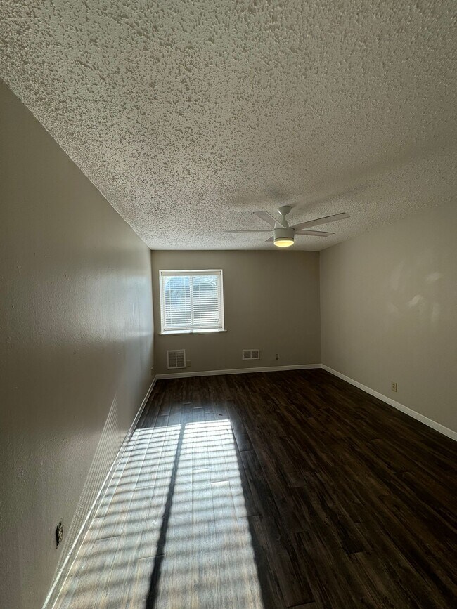 Building Photo - 2413 Mission Hill Dr