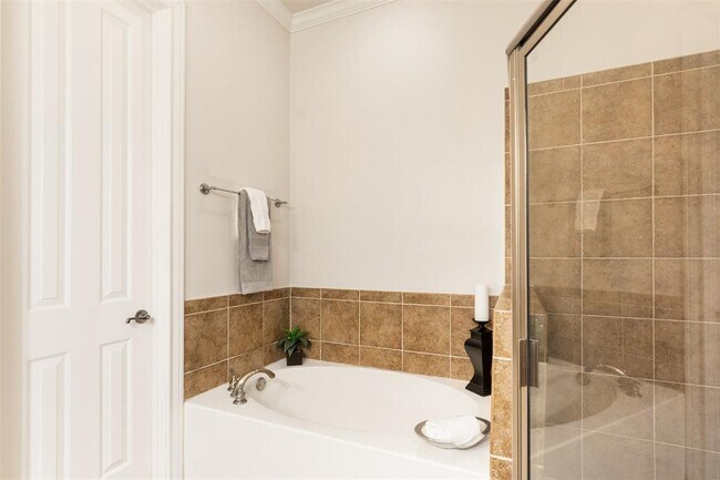 Building Photo - 7134 Mapleridge St