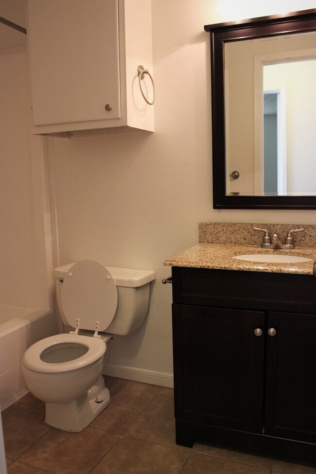 Building Photo - Updated 2/2 Duplex | Boonville Rd | Pets Welcome