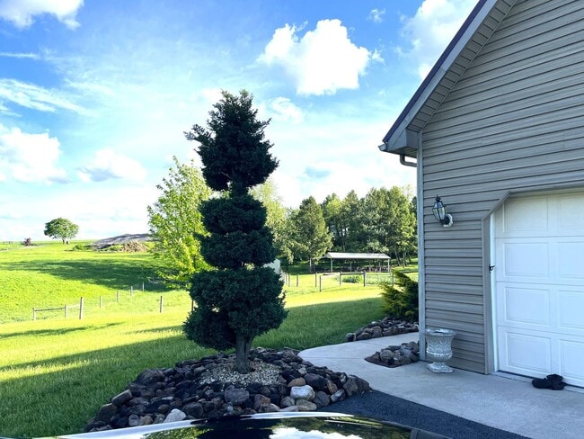 Building Photo - Spacious 4BR/3.5BA Single Family Home on 2...