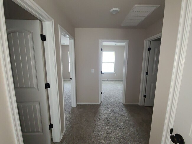 Building Photo - 3 bed 2 bath in Yukon! Stunning finishes, ...