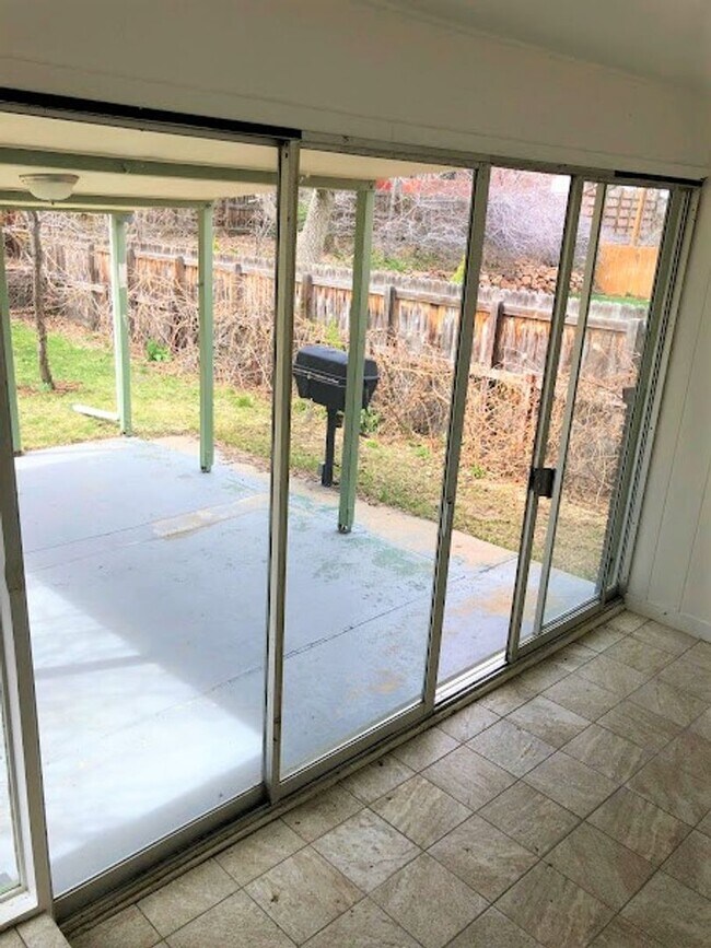Building Photo - 4 BR, 3 FULL BATHS, Great TABLE MESA Neigh...