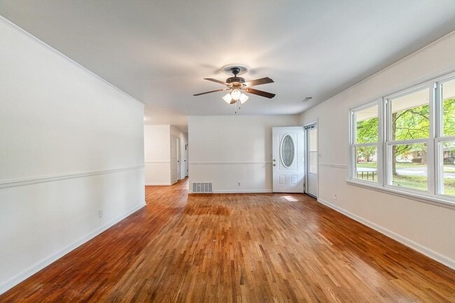 Building Photo - 301 Michael St