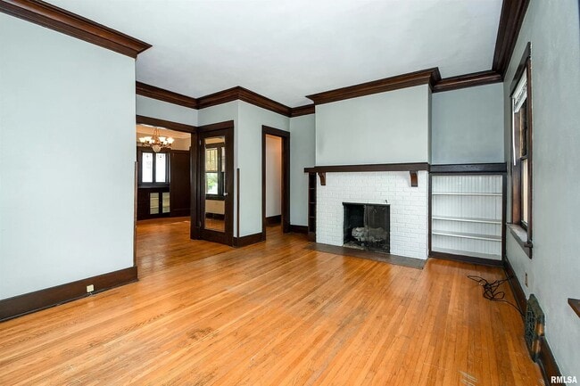 Building Photo - 1628 W Callender Ave