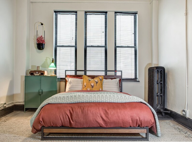 Building Photo - 6809 N Sheridan Rd