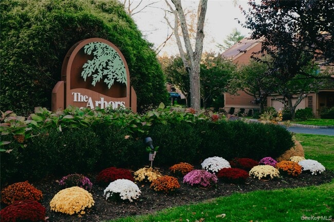 Building Photo - 10 Bayberry Ln