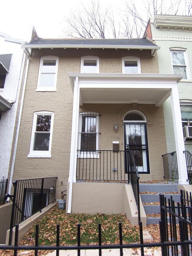 Building Photo - Large 3BR/2.5BA with yard and parking H St...