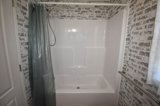 Building Photo - Two Bedroom Updated Mobile Home with Fenced Yard!