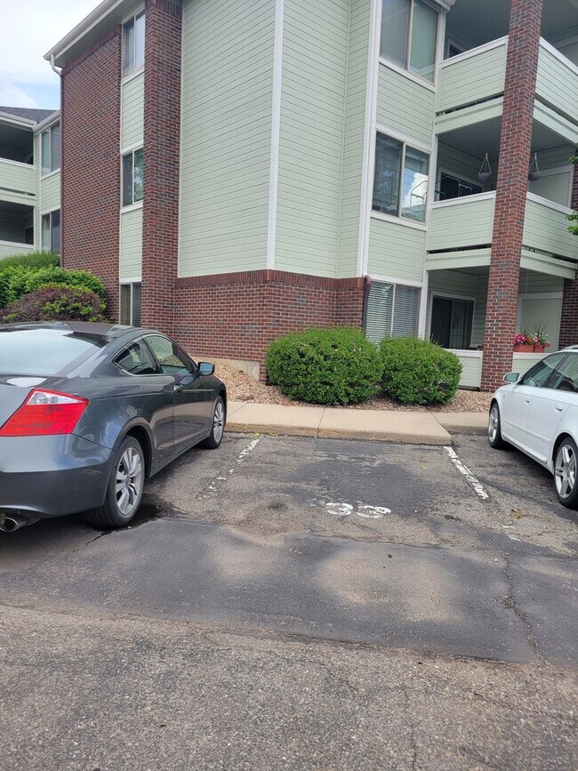 Building Photo - Super spacious 1 bedroom condo in South Boulder with reserved parking