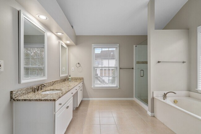 Building Photo - Spacious 4-Bedroom Two-Story Home in Dunwo...