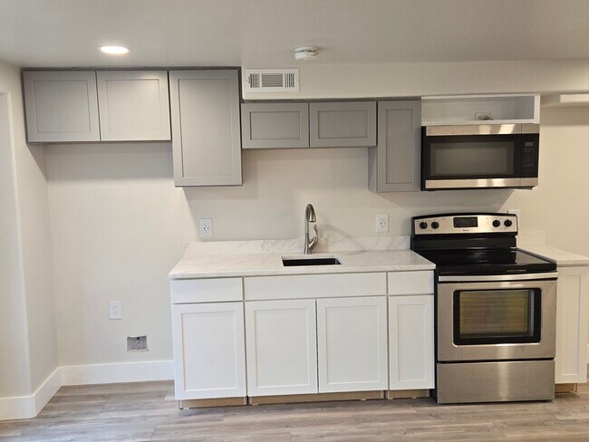 Building Photo - 929 Due W Ave N