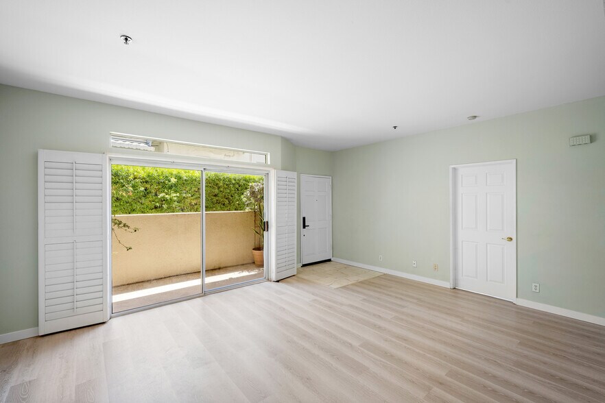 Building Photo - 13801 Oxnard St