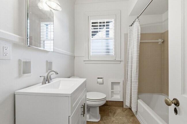 Building Photo - 1002 Sutton Hill Rd