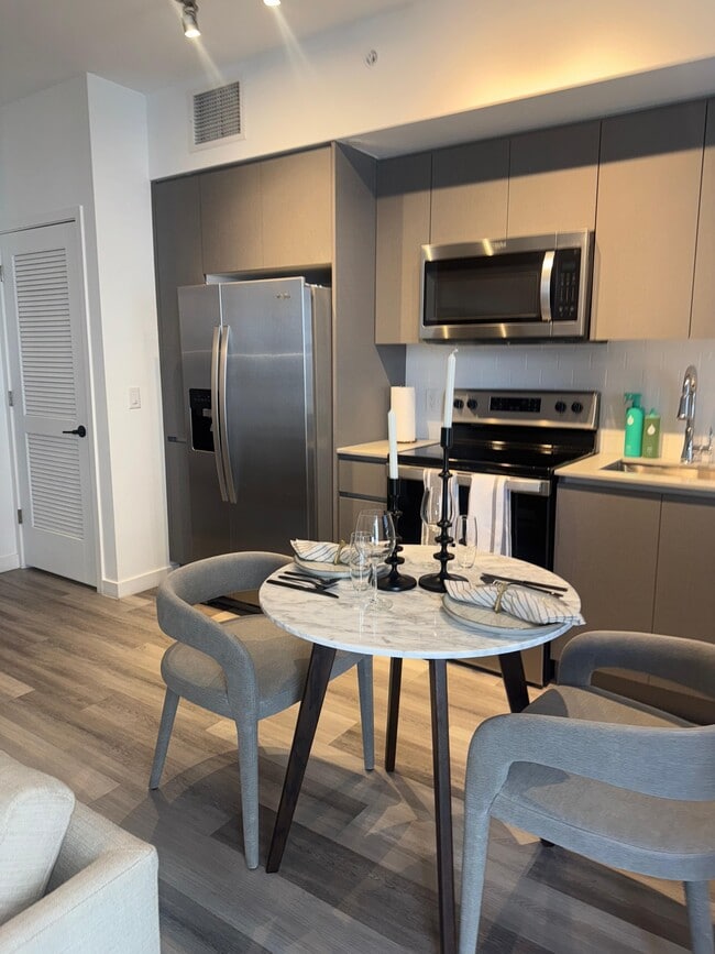 Building Photo - 6 NE 6th Ave